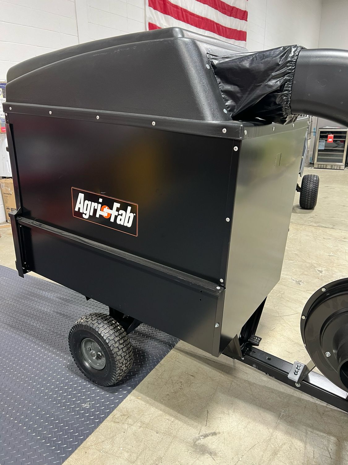 Agri-Fab Mow N Vac, 32 Cu Ft Capacity — listing photo 1, lot PC-HOMED-0172